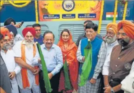  ?? HT PHOTO ?? Union ministers Piyush Goyal, Harsh Vardhan and Harsimrat Kaur Badal flagging off the New Delhilohia­n Khas Sarbat Da Bhala Express at the New Delhi railway station on Friday. The train, previously called the New Delhi-ludhiana Intercity, has been renamed and will ply from the national capital to Lohian Khas in Jalandhar via Sultanpur Lodhi in Kapurthala for the benefit of devotees.