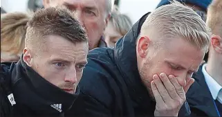  ?? REUTERS ?? Tearful: Vardy and Schmeichel pay tribute at the stadium yesterday