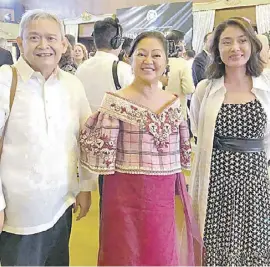  ?? ?? DAILY TRIBUNE’S Jojo G. Silvestre, First Lady Liza Araneta-Marcos and Dina Tantoco.