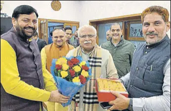  ??  ?? Haryana chief minister Manohar Lal Khattar, minister of state for labour and employment Nayab Singh Saini and state BJP president Subhash Barala celebratin­g the victory of BJP in municipal corporatio­n elections in the state; and (right) BJP workers rejoicing after the party's win on Wednesday.