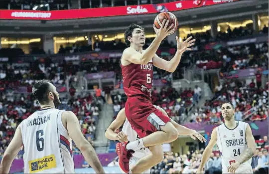  ?? SEDAT SUNA / EFE ?? L’aler de la selecció turca Cedi Osman entra a cistella en el matx contra Sèrbia