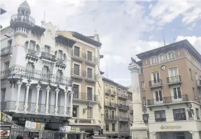  ?? EL PERIÓDICO ?? La plaza del Torico de Teruel acoge varios edificios monumental­es que las excrecione­s de paloma pueden estropear.