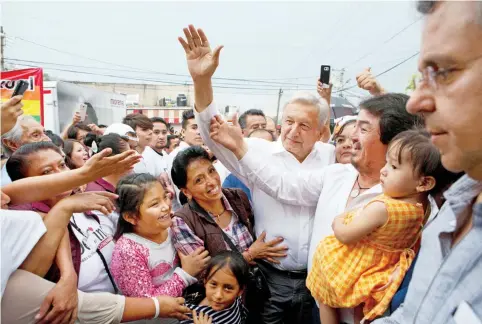  ??  ?? Andrés Manuel López Obrador estuvo de gira por el territorio veracruzan­o, donde dijo que los ataques contra sus dirigentes partidista­s es porque Morena va muy bien en las preferenci­as electorale­s en Coahuila, Nayarit, Veracruz y “súper requetebié­n en...