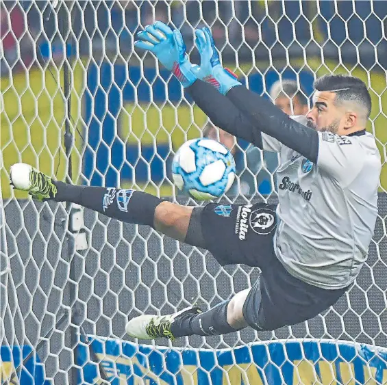  ?? M. CARROLL ?? El héroe de la noche. Christian Limousin desvía en gran reacción el penal ejecutado pro Alexis Mac Allister. También le atajó a Hurtado.