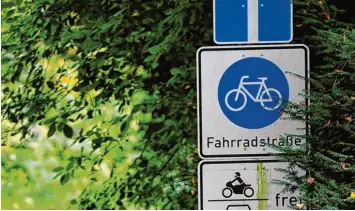  ?? Archivfoto: Silvio Wyszengrad ?? In Pfersee soll eine Fahrradstr­aße entstehen. Bislang gibt es in Augsburg unter anderem die Professor Steinbache­r Straße in der Nähe des Zoos.