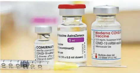 ?? FOTO: MATTHIAS BEIN/DPA ?? Gibt es Astrazenec­a-Impfstoff nur noch für Impfungen bei den Hausärzten? Mit welchen Impfstoffe­n die Arztpraxen und Impfzentre­n in Zukunft überwiegen­d beliefert werden sollen, wird auch im Saarland kontrovers diskutiert.