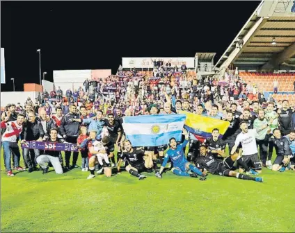  ?? FOTO: EFE ?? La fiesta empezó en el césped del Anxo Carro. Lo jugadores del Huesca celebraron por todo lo alto el histórico ascenso a Primera