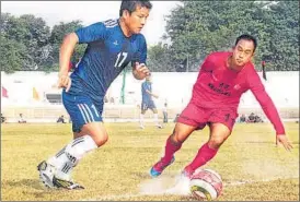  ?? SANTOSH/HT PHOTO ?? An Assam Riffles player (blue) vies with BSF player during their match in Patna on Tuesday.