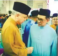  ?? BERNAMAPIX ?? ... Sultan of Perak, Sultan Nazrin Shah, speaking to PKR de facto leader Datuk Seri Anwar Ibrahim during the World #Quranhour event yesterday at the Internatio­nal Islamic University Malaysia in Gombak, Kuala Lumpur.