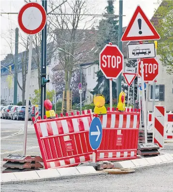  ??  ?? Baustellen neigen dazu, den Verkehrsfl­uss zu behindern. Noch dazu fehlen dort bisher die Überwachun­gs- und Servicemög­lichkeiten digitaler Systeme. Das soll sich nun ändern.