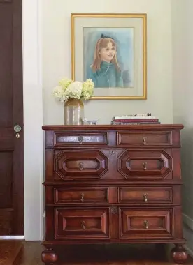  ??  ?? |TOP RIGHT| PRICELESS PORTRAIT. In the hallway outside the master bedroom, Jennifer hung a portrait of the homeowners’ daughter over a traditiona­l chest.