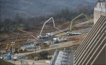  ?? BRIAN VAN DER BRUG/LOS ANGELES TIMES ?? Reconstruc­tion continues to shore up the emergency spillway at Oroville Dam in Oroville on Feb. 15.