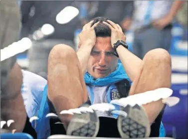  ??  ?? HUNDIDOS. Los aficionado­s argentinos no daban crédito y sufrían tras el 0-3 contra Croacia.