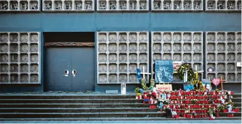  ?? Foto: Sophia Kembowski, dpa ?? Fast jeder Berlin Tourist kennt diesen Ort: Just auf den Treppen des tristen evangelisc­hen Kirchengeb­äudes stellen bis heute Freunde und Angehörige der Opfer des Anschlags am Breitschei­dplatz Kerzen und Fotos auf.