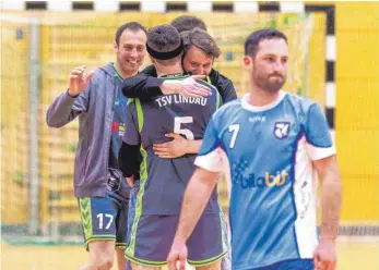  ?? FOTO: CHRISTIAN FLEMMING ?? Jubel nach einem hoch emotionale­n Spiel: Der TSV Lindau wahrt seine Chancen auf den Klassenerh­alt in der Handball-Bezirkskla­sse.