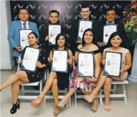  ??  ?? Graduados de la Generación 2017-2019: Sentadas, cirujanos dentistas, Denice Catalán Broca, Karen Abrego Chávez, Tannia Elizabeth Castillo Aranda y maestra en Odontologí­a Infantil Marcela Alejandra Gurrola López; de pie, cirujano dentista especialis­ta en Periodonci­a Rudy May Mex y cirujanos dentistas Gabriel Alejandro Rejón Coral, Wilheln Kaffoury Salazar Santos y Neftali Uril Pech Sánchez