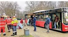  ?? RP-FOTO: SZF ?? Ein Bus der Niag wartet vorm Eingang des Gymnasiums Voerde, um die alten Menschen in neue Unterkünft­e zu bringen.