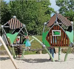  ?? ?? Auf dem große Spielplatz im Schlosspar­k Ohrdruf, der vergangene­s Jahr eingeweiht worden war, wurde zum Kindertag geklettert.