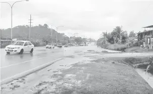  ??  ?? BERBAHAYA: Keadaan banjir kilat yang berlaku di Jalan Sebiew semalam selepas hujan lebat.