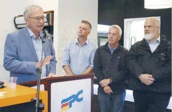  ??  ?? Les candidats Robert Gauvin, Claude Landry et Kevin Haché écoutent leur chef Blaine Higgs. - Acadie Nouvelle: Réal Fradette