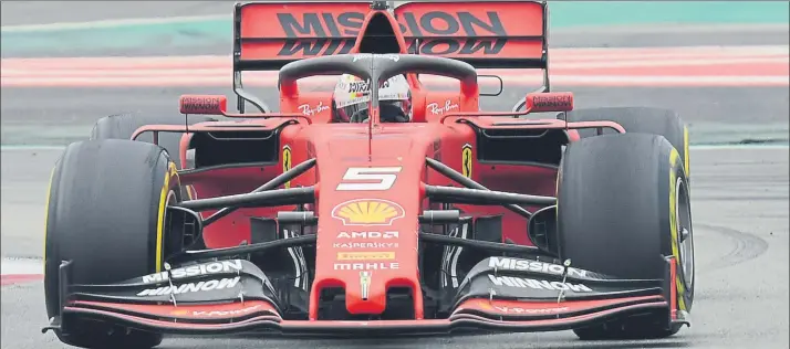 ?? FOTO: MANEL MONTILLA ?? Sebastian Vettel luchará en 2019 con el SF90 para arrebatarl­e el cetro a Lewis Hamilton. El germano fue el piloto más veloz de los test con su simulación de clasificac­ión, aunque la duda está en el potencial que se guardó