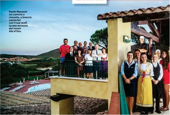  ??  ?? Paolo Manzoni (in camicia e cravatta, a braccia conserte) con il suo staff, su una terrazza del resort Abi d’Oru.