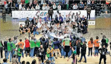  ??  ?? Los jugadores y el equipo técnico del Real Madrid posan con el título logrado en la Copa de Málaga.