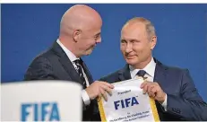  ?? FOTO: SPUTNIK/NIKOLSKY/AFP ?? Zwei Präsidente­n in WM-Laune: Fifa-Chef Gianni Infantino (l.) und Russland-Chef Wladimir Putin gestern beim Fifa-Kongress in Moskau.