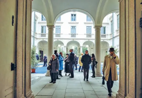  ?? (foto Matteo Corner/LaPre sse) ?? Atmosfere Il cortile d’ingresso, il giardino e una delle stanze storiche di Palazzo Citterio al numero 12 di via Brera. Apriranno al pubblico da martedì con una serie di visite guidate. Il restauro, che ha diviso i critici in due fazioni per...