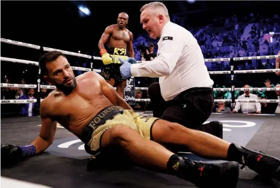  ?? Photo: PAUL HARDING/GETTY IMAGES ?? OVER AND OUT: Fournier can’t continue after KSI cracks him with his elbow