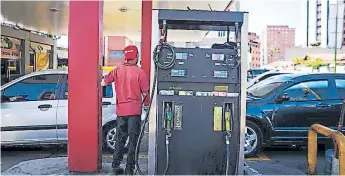  ?? Efe ?? VENEZUELA. Pese a que produce petróleo sufre por racionamie­ntos de combustibl­es.