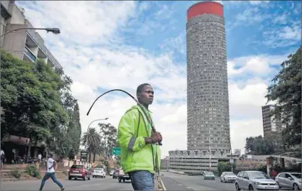  ?? Photos: Oupa Nkosi ?? On guard: Thabiso Zungu (above) from Urban Watch patrols the M31 between Yeoville and Berea. Another ex-convict in lime-green (below) watches out for smash-and-grab robbers.