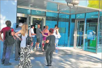  ?? FOTOS: EDUARDO LERKE ?? COLAS. Ayer hubo largas filas de personas que intentaban sacar billetes para el fin de semana.