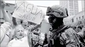  ??  ?? Demonstrat­ors holding buckets protest amid the drought, in the center of La Paz. (Photo: Reuters)