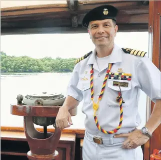  ?? RICHARD CASTRO / EXPRESO ?? Personaje. El capitán Ricardo Unda tiene 30 años en la Armada del Ecuador. Una de sus aficiones es el fútbol.