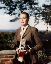  ?? (Photo DR – Archives du Palais princier de Monaco) ?? La princesse Grace photograph­e avec son Rolleiflex dans les années .