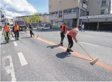  ?? ARCHIV-FOTO: RAS ?? „Handarbeit“sorgt für großen Personalau­fwand: Die Feuerwehr beseitigt in der Eugenstraß­e eine Ölspur.