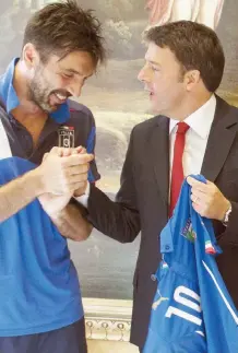  ?? ANSA ?? Il capitano azzurro Gigi Buffon e il premier Matteo Renzi