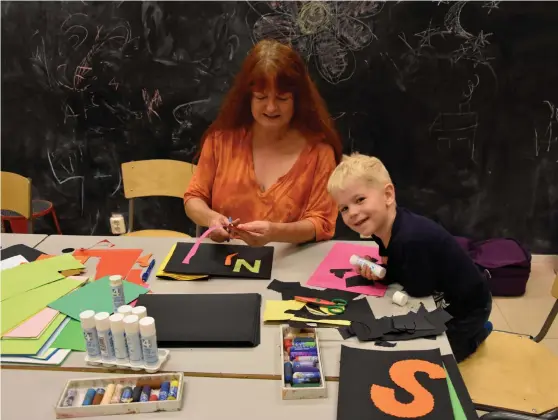  ?? Bild: JONNA NILSSON ?? S SOM I SIGGE. Fyraårige Sigge stannade till i Stadsbibli­otekets verkstad och skapade bokstäver tillsamman­s med konstnären Modesty Sofronenko­ff.