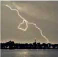  ??  ?? Spectacula­r lightning strikes over London