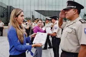  ??  ?? CEREMONIA. Algunos de los servidores policiales activos recibieron reconocimi­entos por su destacada labor.