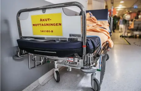 ?? Bild: Tomas Oneborg/svd/tt ?? Det var trängsel i korridoren när insändarsk­ribentens anhöriga behövde vård på Akuten i Varberg. Bilden är från ett annat sjukhus.