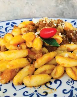  ??  ?? I CAVATELLI con il RAGU’ di MAIALE, rappresent­ano, nella tradizione molisana, il piatto della domenica o delle giornate di festa. Piatto molto saporito e gustoso, preparato con polpa di maiale e salsiccia (qualcuno aggiunge anche le costolette). Come per tutte le tipologie di ragù, per renderlo corposo e saporito, occorrono un paio di ore di cottura, facendolo sobbollire lentamente.