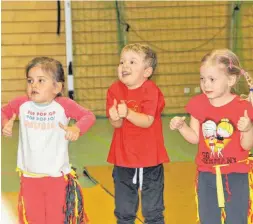  ??  ?? Das Mitmach-Lied „Tschu Tschu wa“begeistert die Kinder bei der Turnschau des TB Sigmaringe­n immer wieder aufs Neue.