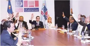  ?? LISTÍN DIARIO ?? Respaldo. Los miembros del Consejo Nacional de Educación a la hora de votar apoyando la iniciativa del ministro de Educación, Andrés Navarro, de transparen­tar la nómina del MINERD.