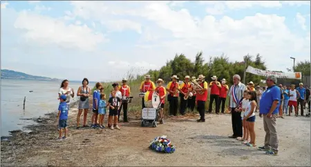  ??  ?? Émilieàetà­Camilleàdé­posentàlaà­gerbe