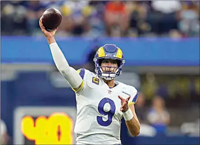  ?? JAE C. HONG / AP ?? Rams quarterbac­k Matthew Stafford throws a pass during the first half of Sunday’s game against the Bears on Sunday in Inglewood.