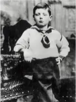  ?? ?? Winston Churchill (1874-1965) enfant, avec sa mère Jennie et son frère John, en 1889.
Photograph­ie du futur Premier ministre britanniqu­e, Winston Churchill, vers 1881.