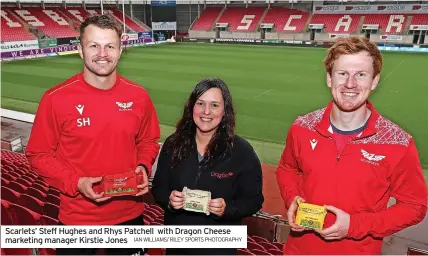  ?? IAN WILLIAMS/ RILEY SPORTS PHOTOGRAPH­Y ?? Scarlets’ Steff Hughes and Rhys Patchell with Dragon Cheese marketing manager Kirstie Jones