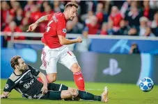  ??  ?? Daley Blind tenta evitar o disparo de Seferovic